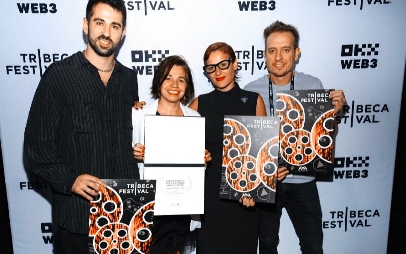 «El aroma del pasto recién cortado» ganó el Premio aMejor Guion de la Competencia Internacionalen el Festival de Tribeca.