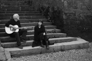 DAVID GILMOUR JUNTO A ROMANY GILMOUR ‘BETWEEN TWO POINTS’