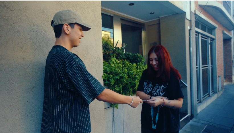 MILO J SORPRENDIÓ A SUS FANS EN LA PUERTA DE SUS CASAS PARA ENTREGARLES LAS ENTRADAS A SU SHOW EN VÉLEZ