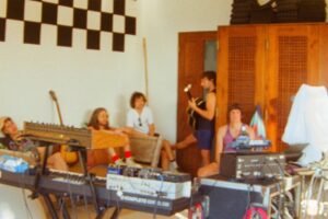 THE STROKES&nbsp;REVELA SU MUY ANTICIPADO NUEVO ÁLBUM REALITY AWAITS