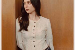 LIZZY MCALPINE COMPARTE SU NUEVO SINGLE Y VIDEO “THE LIGHT IN THE PAINTING”