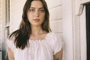 LIZZY MCALPINE LANZA SU NUEVO SINGLE «UGLY THINGS»